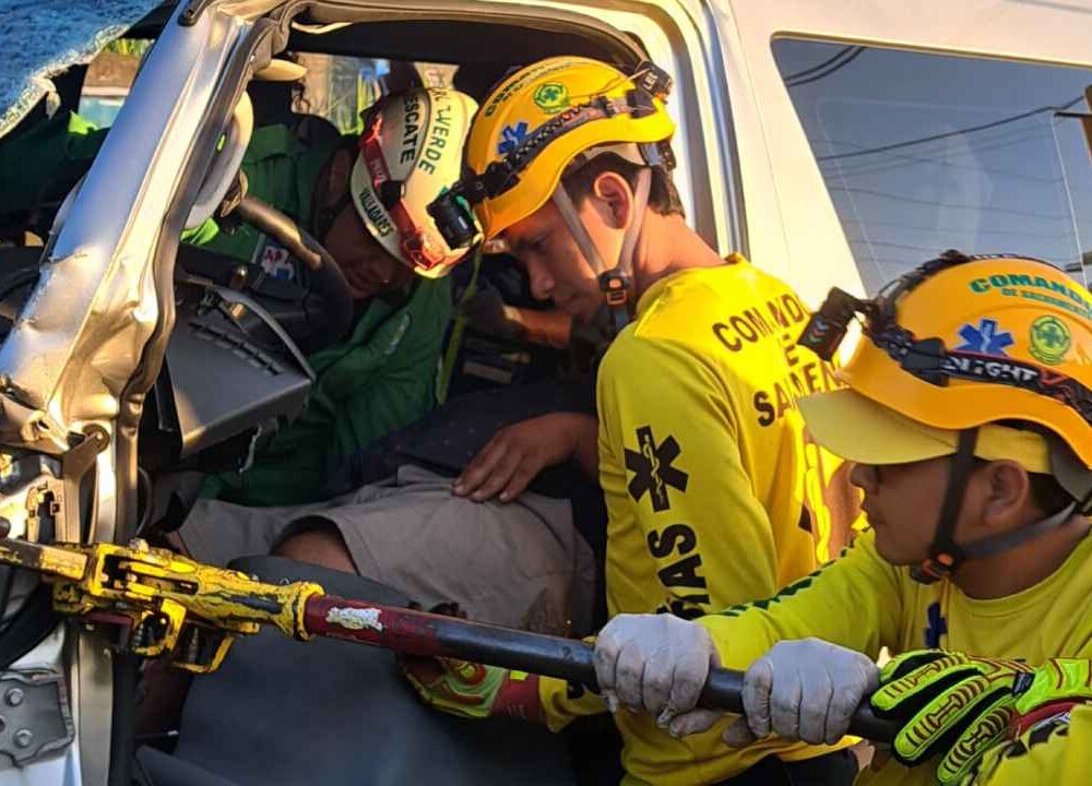 Socorristas de Comandos de Salvamento Ilopango y Cruz Verde Salvadoreña participan en el rescate y atención de las víctimas tras el accidente ocurrido en la Carretera de Oro. Cortesía.
