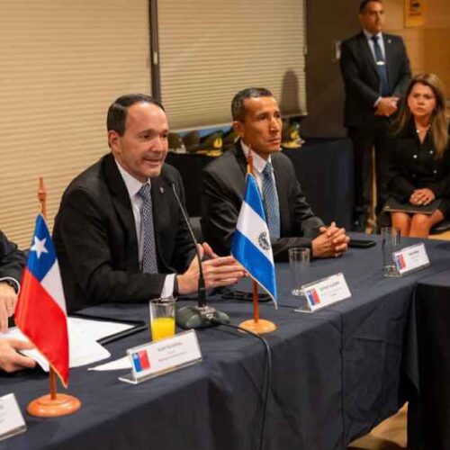 Delegación del Gabinete de Seguridad de El Salvador durante la reunión bilateral sostenida con autoridades de Chile. Foto: x.com/ Vi11atoro