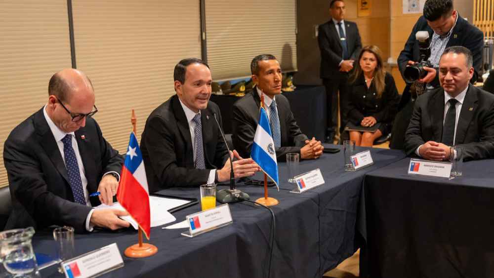Delegación del Gabinete de Seguridad de El Salvador durante la reunión bilateral sostenida con autoridades de Chile. Foto: x.com/ Vi11atoro