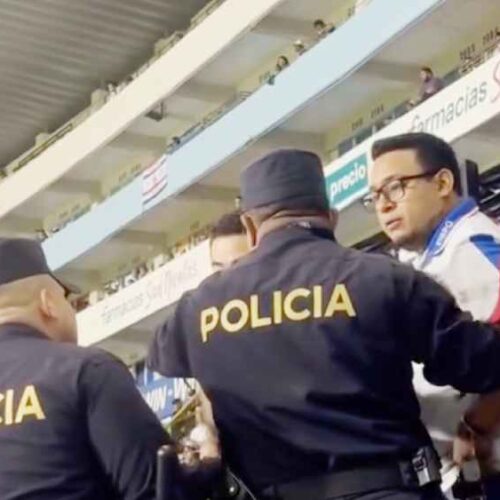 Aficionados de Firpo y Olimpia fueron retirados del Cuscatlán tras el altercado registrado durante el partido. Captura de pantalla