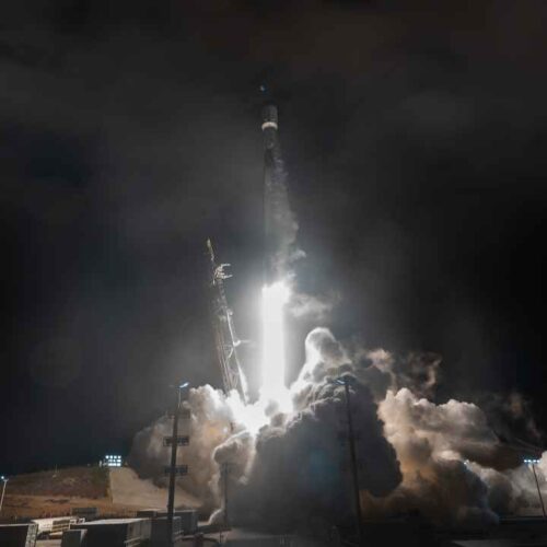 Un cohete Falcon 9 despega desde la Base de la Fuerza Espacial Vandenberg en California para desplegar nuevos dispositivos en el espacio. Cortesía