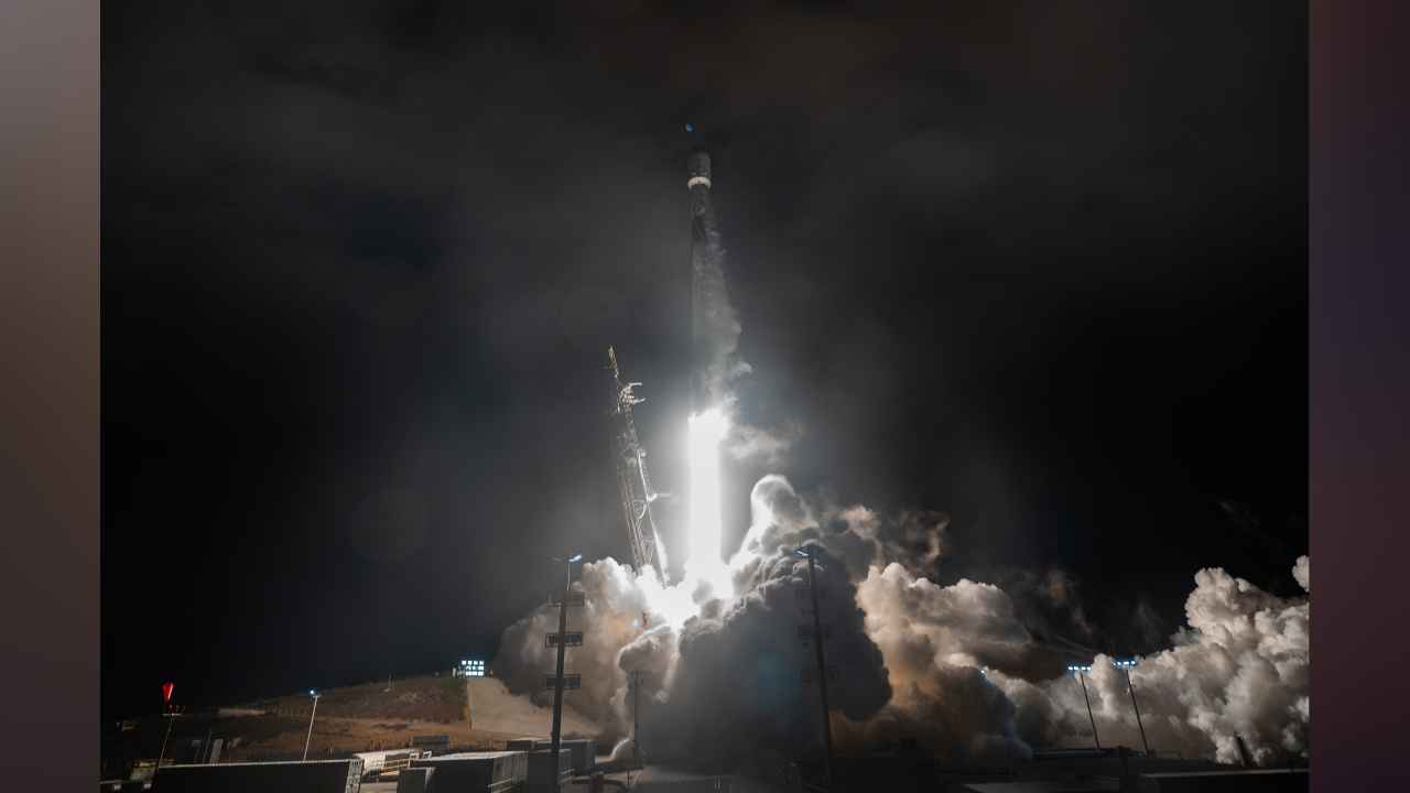 Un cohete Falcon 9 despega desde la Base de la Fuerza Espacial Vandenberg en California para desplegar nuevos dispositivos en el espacio. Cortesía