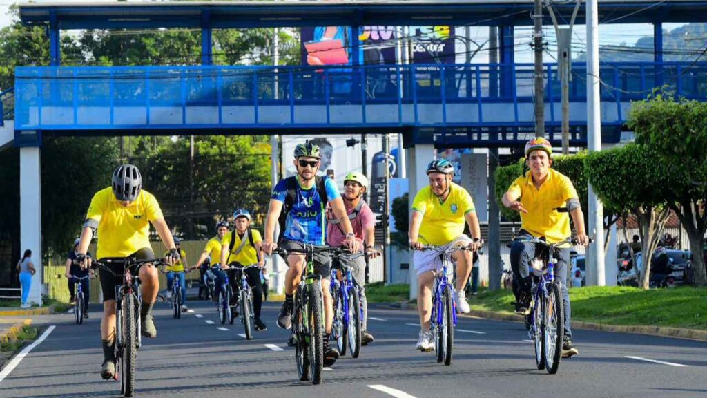 Informativo sobre los puntos de salida y horarios del transporte gratuito para la Pedeleada El Salvador. VMT