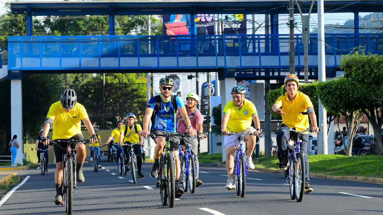 Informativo sobre los puntos de salida y horarios del transporte gratuito para la Pedeleada El Salvador. VMT