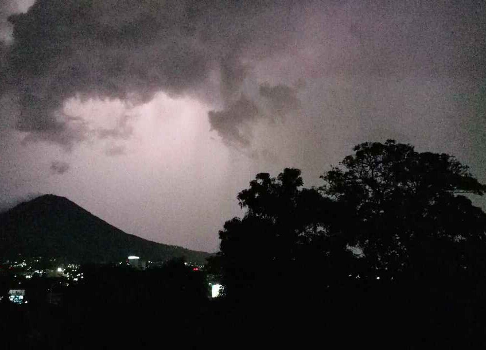 Fotografía del horizonte nublado sobre el Área Metropolitana de San Salvador durante un periodo de lluvias. Foto: jjlopezt