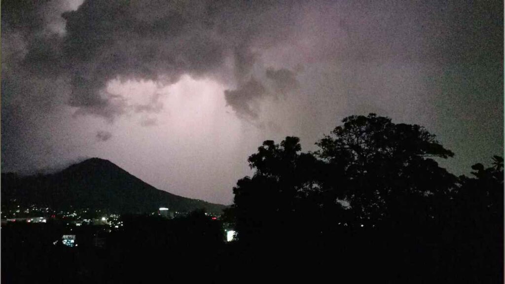 Fotografía del horizonte nublado sobre el Área Metropolitana de San Salvador durante un periodo de lluvias. Foto: jjlopezt