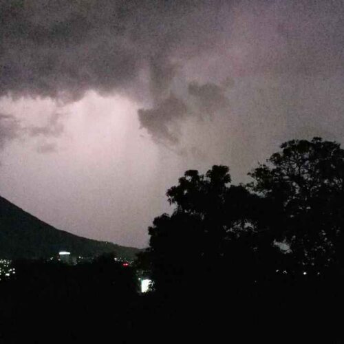Fotografía del horizonte nublado sobre el Área Metropolitana de San Salvador durante un periodo de lluvias. Foto: jjlopezt