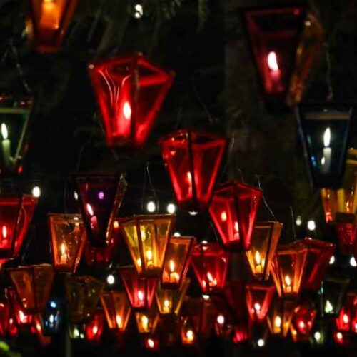 ¡Magia pura en las calles! Miles de farolitos artesanales de madera y papel celofán iluminan a lo grande la celebración del Festival de los Farolitos. Archivo