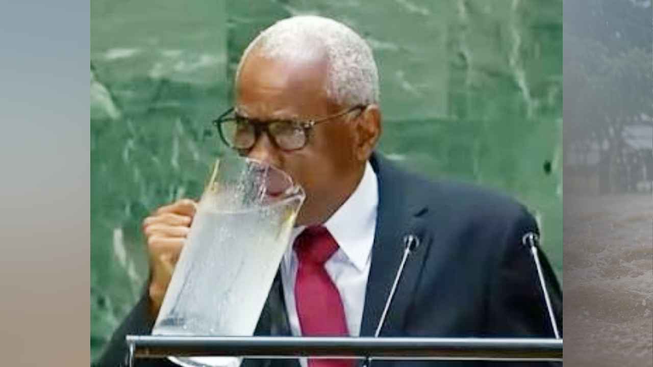 Captura de pantalla de la transmisión de la ONU del 26 de septiembre de 2024, cuando Edgard Leblanc Fils bebió agua directamente de una jarra durante su intervención ante la Asamblea General.