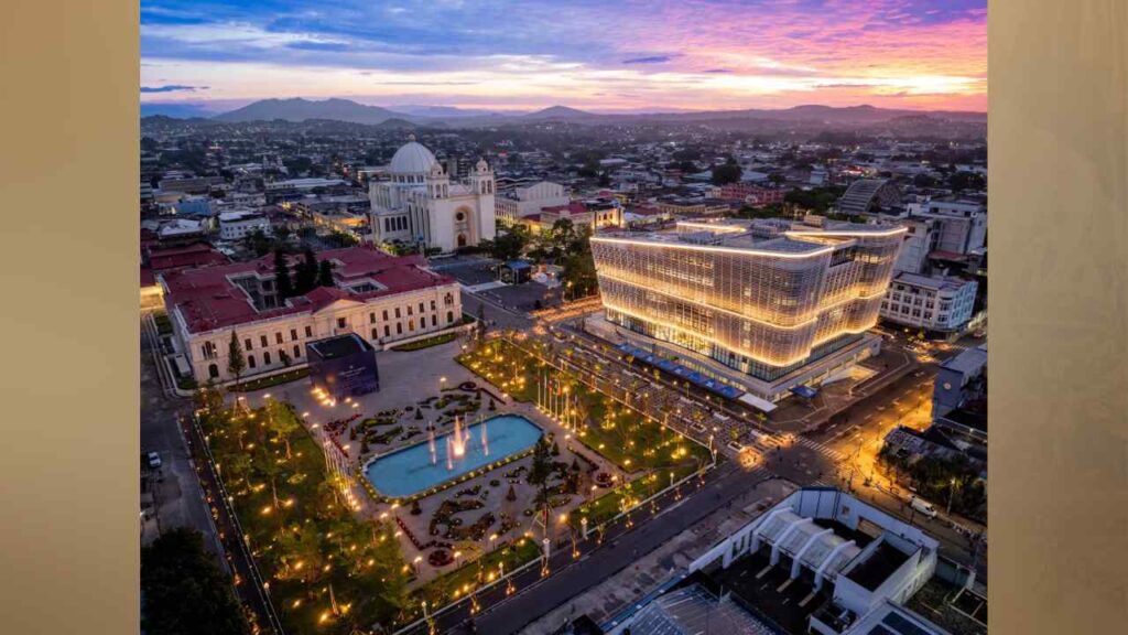 El Jardín Centroamérica se encuentra junto al Palacio Nacional y combina más de 170 árboles, jardines geométricos, iluminación, un gran espejo de agua y ahora el mausoleo de Francisco Morazán. Cortesía.