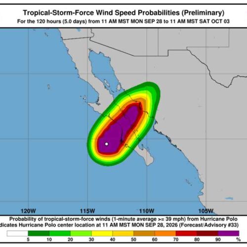 Fuerte oleaje golpea la costa de Loreto, Baja California Sur, mientras el huracán Polo se aproxima a territorio mexicano este lunes 28 de septiembre. Foto: Reuters/Raquel Cunha. NOAA