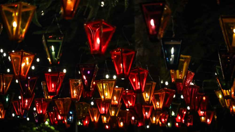 ¡Magia pura en las calles! Miles de farolitos artesanales de madera y papel celofán iluminan a lo grande la celebración del Festival de los Farolitos. Archivo