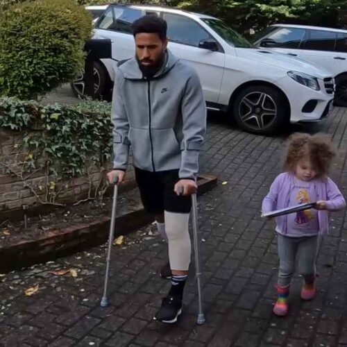 LESIONES. Andros Townsend superó una grave lesión en 2022. En 2026 volvió a sufrir un susto durante un partido en Tailandia. Archivo.