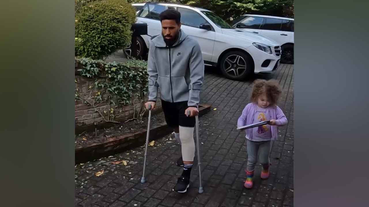LESIONES. Andros Townsend superó una grave lesión en 2022. En 2026 volvió a sufrir un susto durante un partido en Tailandia. Archivo.