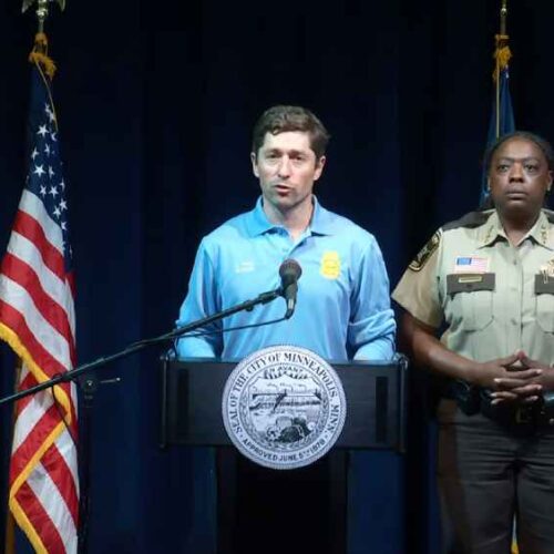 CONFERENCIA DE PRENSA. Según el alcalde Jacob Frey y el jefe interino Bill Peterson, el tiroteo en Loring Park dejó 3 muertos y varios heridos, destacando la heroica labor policial. Captura de pantalla.
