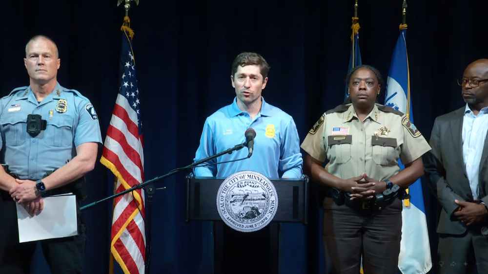 CONFERENCIA DE PRENSA. Según el alcalde Jacob Frey y el jefe interino Bill Peterson, el tiroteo en Loring Park dejó 3 muertos y varios heridos, destacando la heroica labor policial. Captura de pantalla.