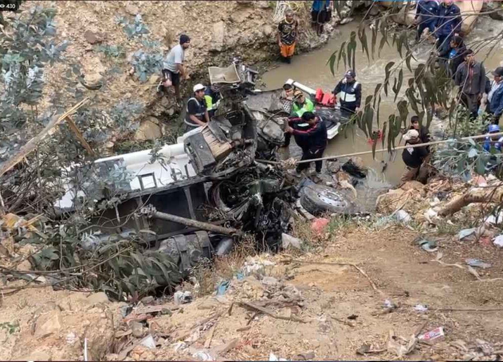Trabajadores participan en las labores de rescate tras la caída de una cisterna en Huamachuco, Perú. El conductor habría quedado atrapado dentro de la cabina. Cortesía