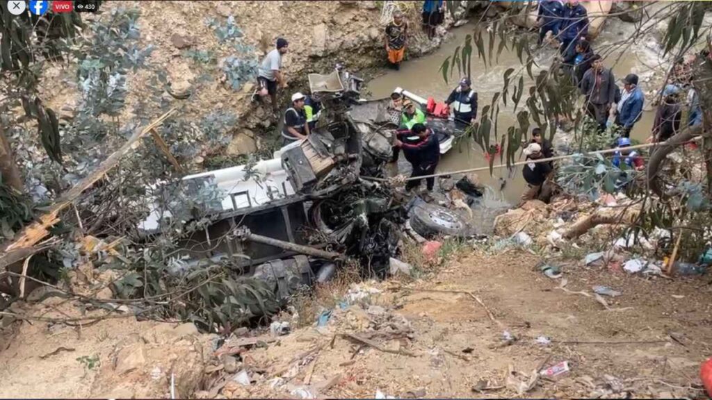 Trabajadores participan en las labores de rescate tras la caída de una cisterna en Huamachuco, Perú. El conductor habría quedado atrapado dentro de la cabina. Cortesía