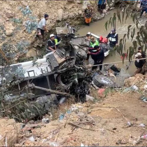 Trabajadores participan en las labores de rescate tras la caída de una cisterna en Huamachuco, Perú. El conductor habría quedado atrapado dentro de la cabina. Cortesía