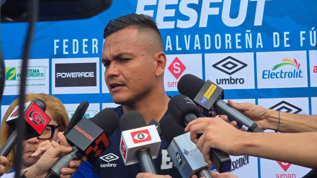 Henry Romero sufrió una contractura muscular y permanece bajo seguimiento médico de la Selecta antes del partido frente a Martinica. Foto: x.com/LaSelecta_SLV.