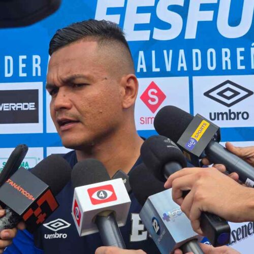 Henry Romero sufrió una contractura muscular y permanece bajo seguimiento médico de la Selecta antes del partido frente a Martinica. Foto: x.com/LaSelecta_SLV.
