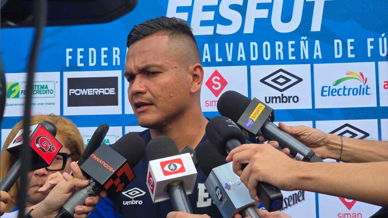 Henry Romero sufrió una contractura muscular y permanece bajo seguimiento médico de la Selecta antes del partido frente a Martinica. Foto: x.com/LaSelecta_SLV.