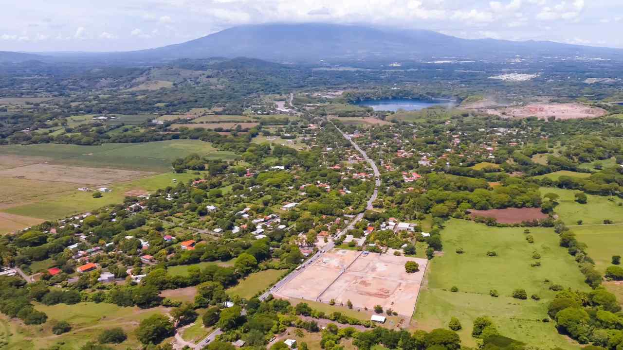 La nueva línea de energía entre San Miguel y Morazán tendrá 34.5 kilómetros y permitirá incorporar a 10 mil nuevos usuarios, según ETESAL. Foto: ETESAL.