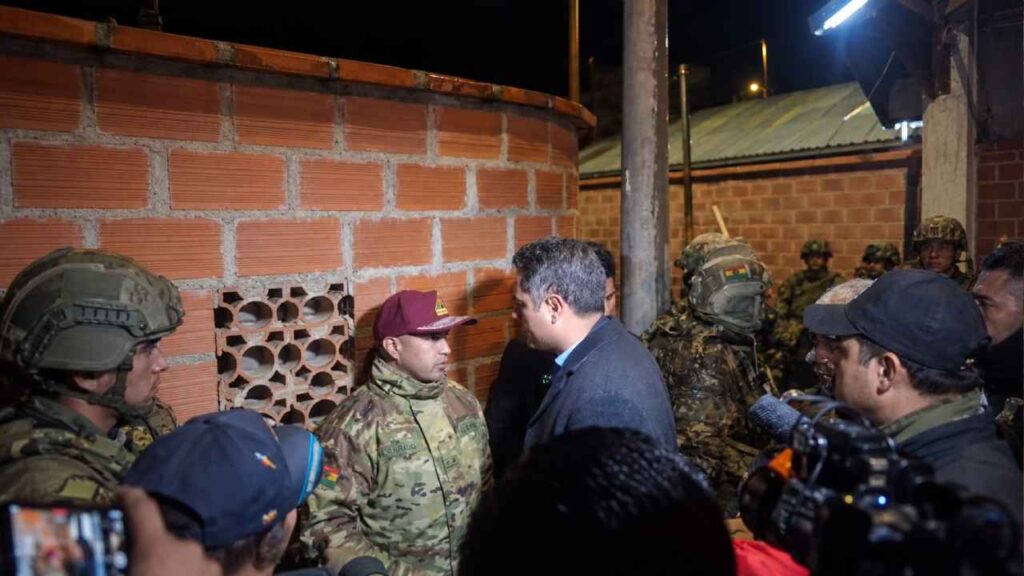 El vicepresidente de Bolivia, Edmand Lara, discutió con el teniente coronel Ronald Alvarado durante una visita al área afectada por las explosiones en Viacha. Captura de pantalla.