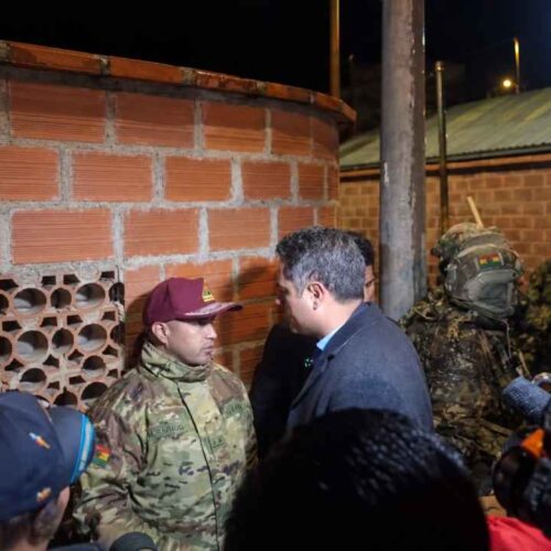 El vicepresidente de Bolivia, Edmand Lara, discutió con el teniente coronel Ronald Alvarado durante una visita al área afectada por las explosiones en Viacha. Captura de pantalla.