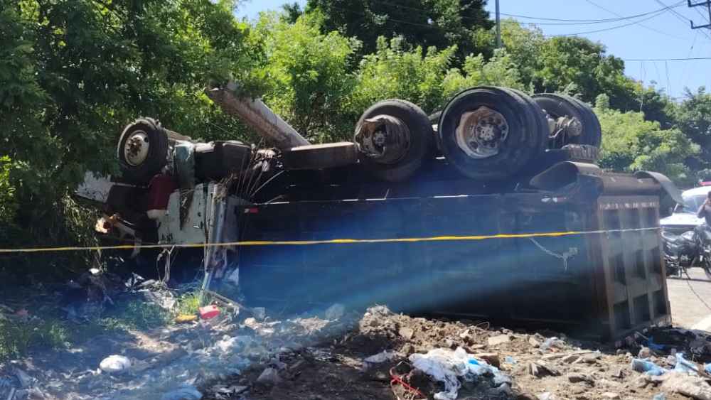 Una volqueta volcó sobre el bulevar Constitución; su conductor quedó atrapado y falleció en el lugar. Foto: Comandos de Salvamento.