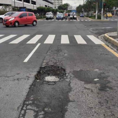 Los ciudadanos pueden reportar baches y otros daños en carreteras a través de los canales habilitados por FOVIAL. Cortesía
