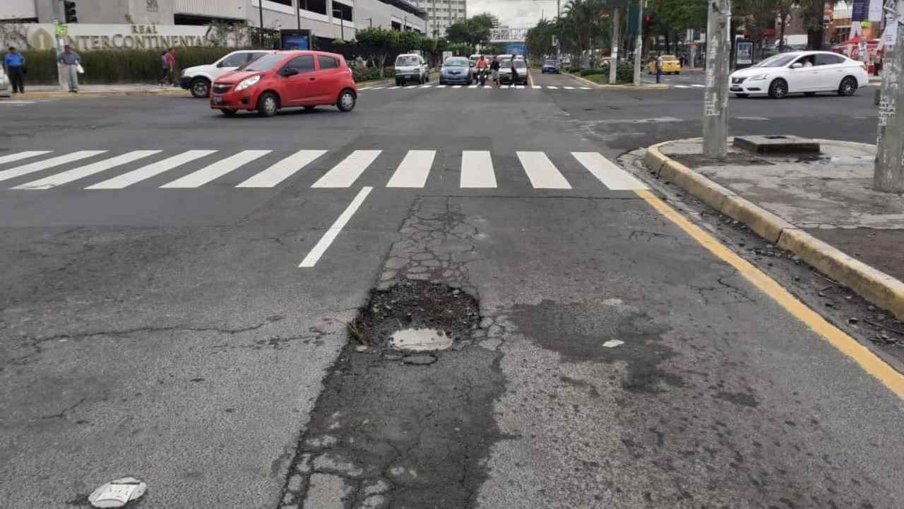 Los ciudadanos pueden reportar baches y otros daños en carreteras a través de los canales habilitados por FOVIAL. Cortesía