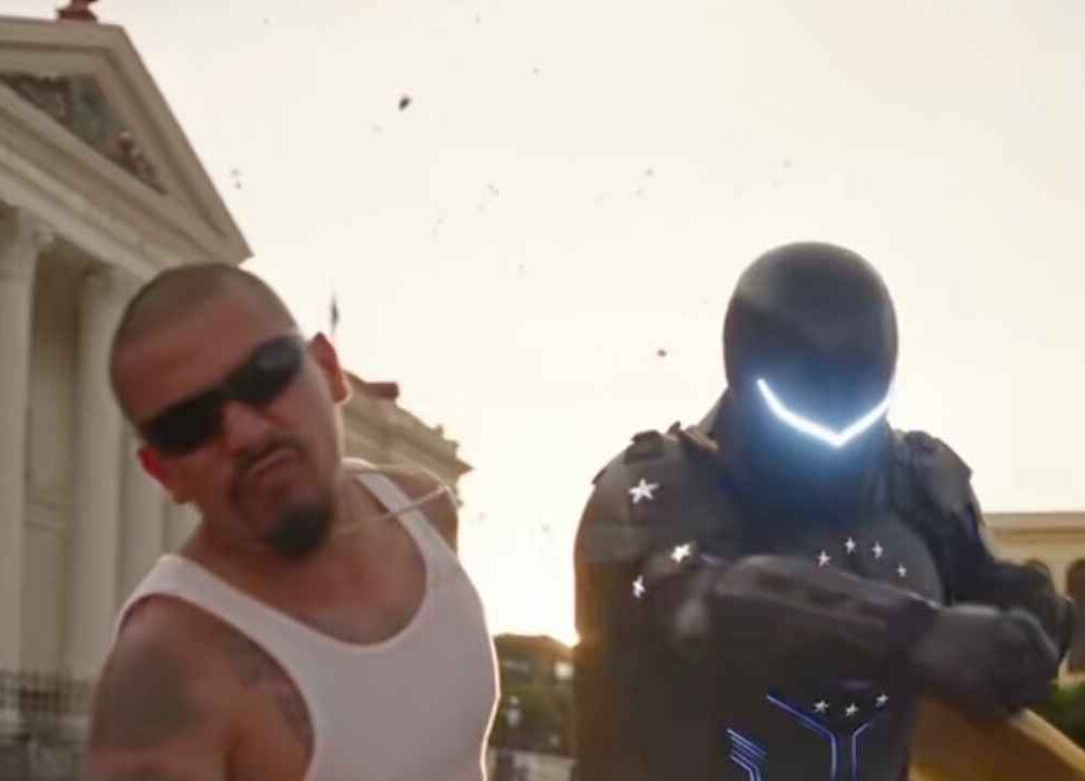 El superhéroe de Proyecto Cuscatlán aparece en videos generados con IA enfrentando delincuentes y compartiendo escenas con policías y símbolos salvadoreños. Captura de pantalla.