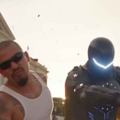 El superhéroe de Proyecto Cuscatlán aparece en videos generados con IA enfrentando delincuentes y compartiendo escenas con policías y símbolos salvadoreños. Captura de pantalla.
