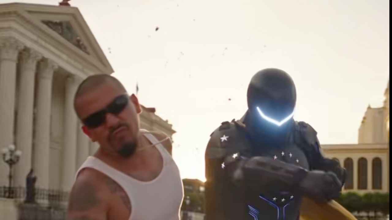 El superhéroe de Proyecto Cuscatlán aparece en videos generados con IA enfrentando delincuentes y compartiendo escenas con policías y símbolos salvadoreños. Captura de pantalla.