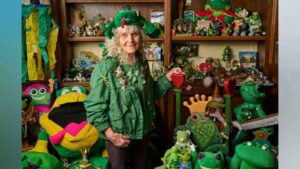 El material publicado por Guinness World Records muestra a Susan Burgos rodeada de parte de su colección. Foto: guinnessworldrecords.com