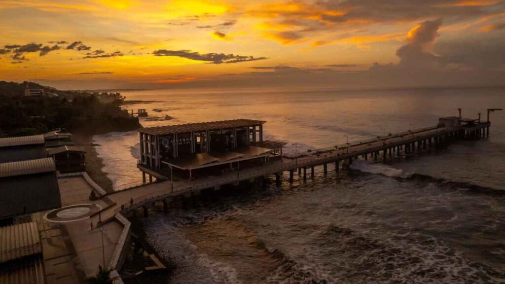 La Libertad permite combinar gastronomía, juegos frente al mar y playas de Surf City en una sola jornada. Archivo