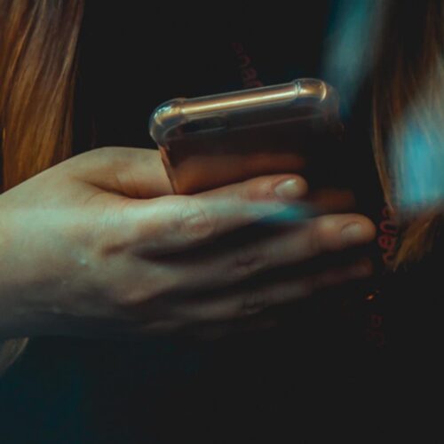 Revisar periódicamente la seguridad del celular permite comprobar bloqueos, permisos, respaldos y funciones para localizar el dispositivo. Pexels