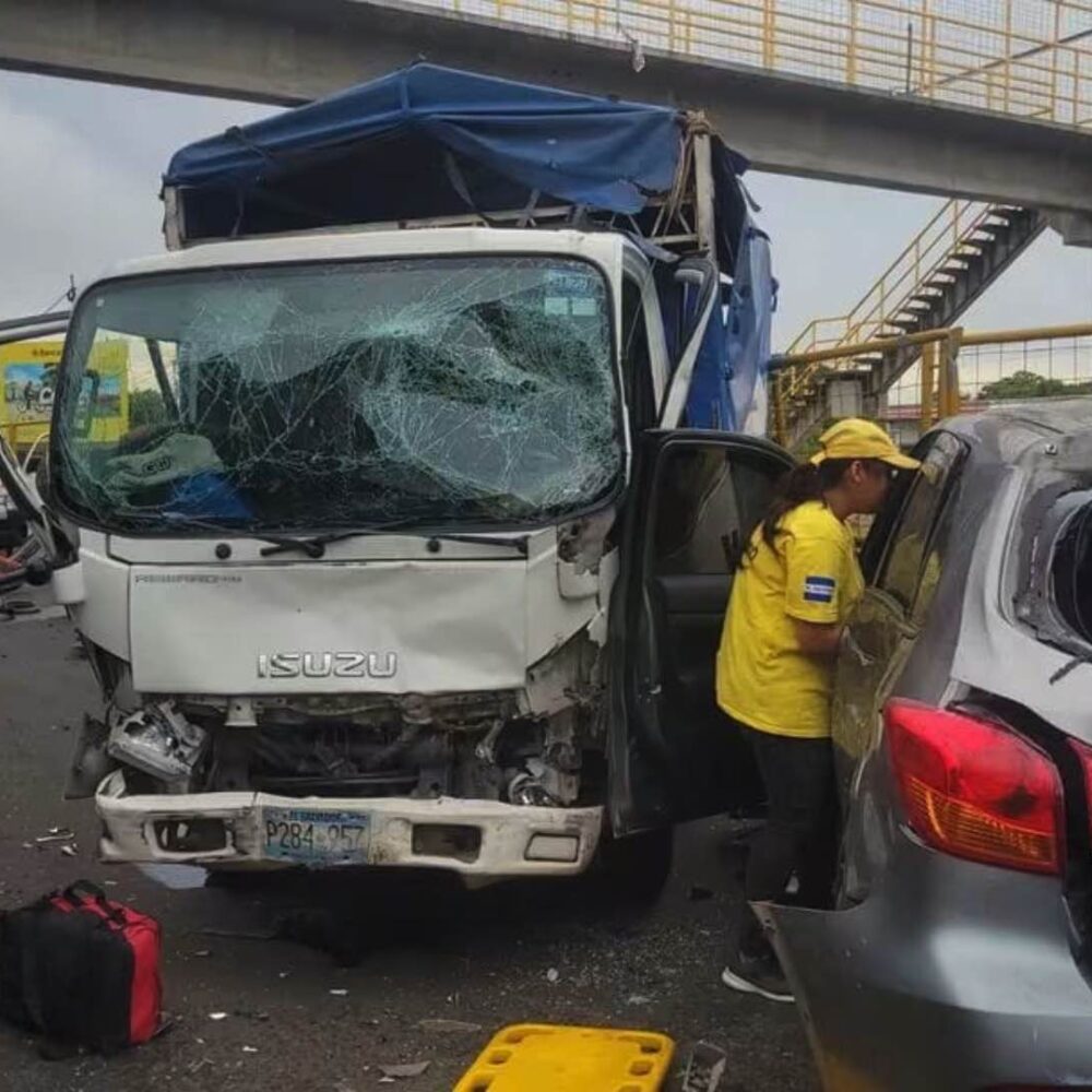 Accidente entre cuatro vehículos en Zacatecoluca dejó tres lesionados y movilizó a socorristas, policías y equipos de tránsito. Foto: Comandos de Salvamento