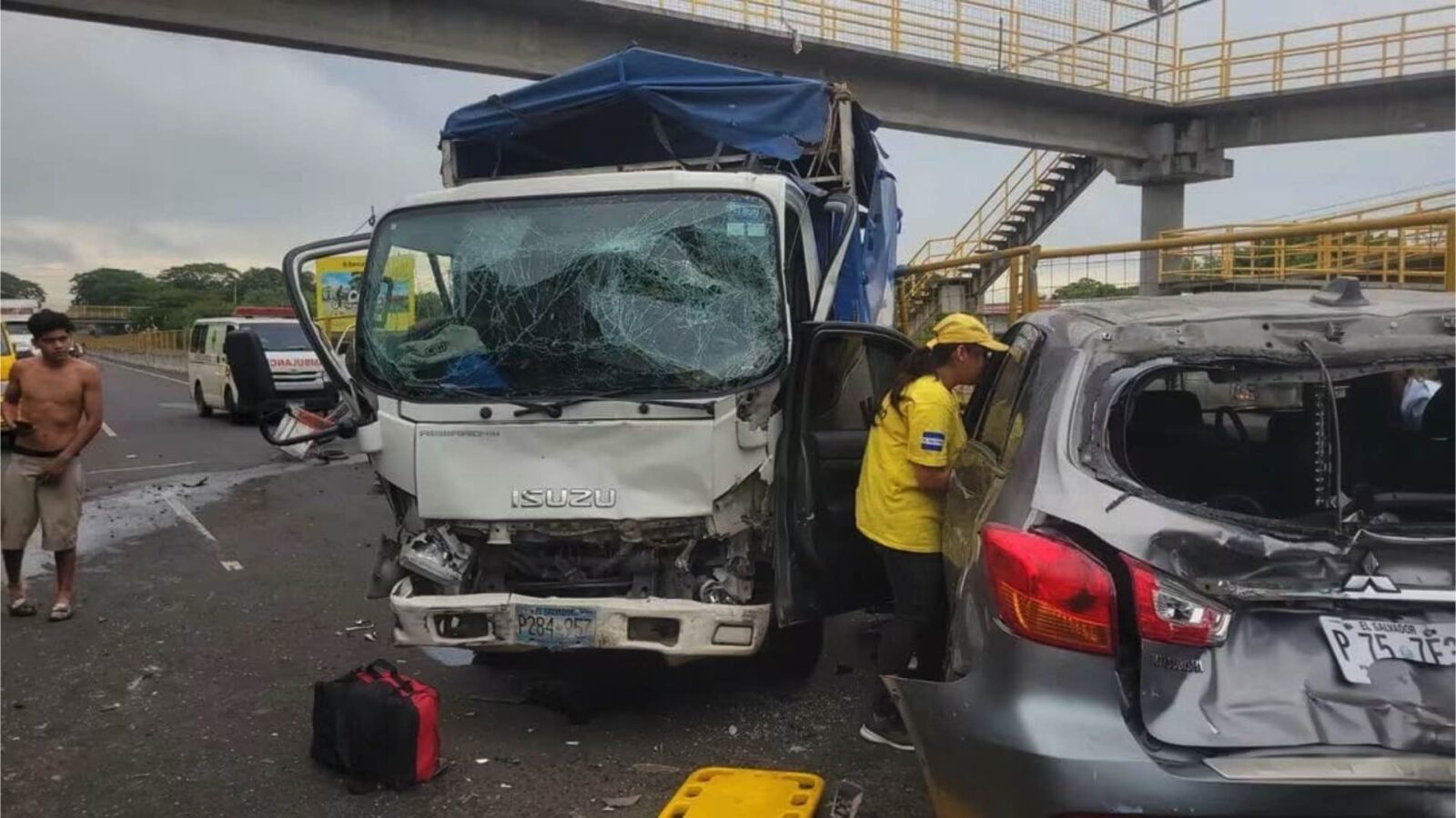Accidente entre cuatro vehículos en Zacatecoluca dejó tres lesionados y movilizó a socorristas, policías y equipos de tránsito. Foto: Comandos de Salvamento