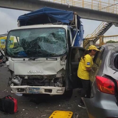 Accidente entre cuatro vehículos en Zacatecoluca dejó tres lesionados y movilizó a socorristas, policías y equipos de tránsito. Foto: Comandos de Salvamento