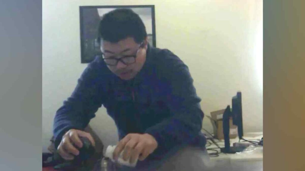 Una cámara instalada por Rong Yuan registró en marzo de 2019 a su compañero David Xu manipulando su botella de agua. El video volvió a difundirse en octubre de 2026, después de una resolución judicial. Foto: Captura de video proporcionado por Rong Yuan.
