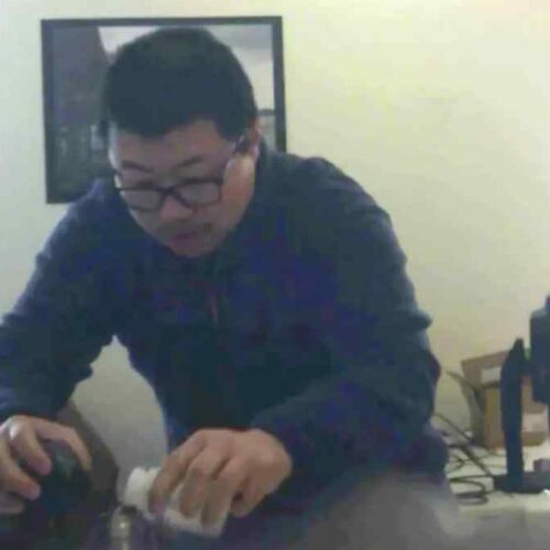 Una cámara instalada por Rong Yuan registró en marzo de 2019 a su compañero David Xu manipulando su botella de agua. El video volvió a difundirse en octubre de 2026, después de una resolución judicial. Foto: Captura de video proporcionado por Rong Yuan.