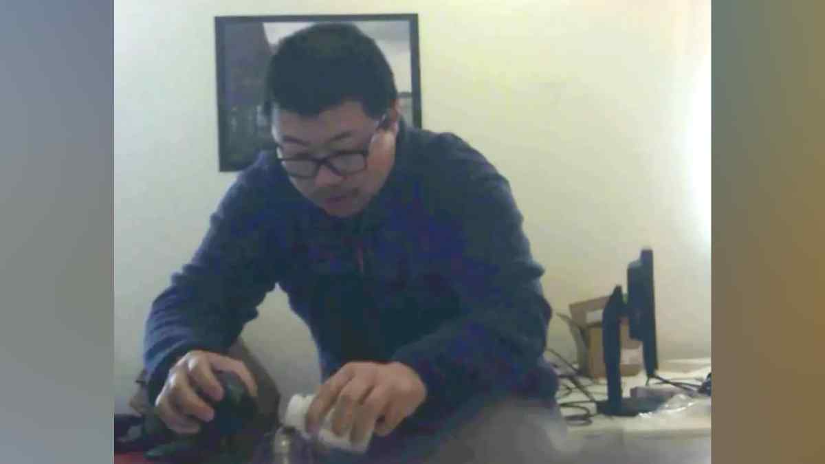 Una cámara instalada por Rong Yuan registró en marzo de 2019 a su compañero David Xu manipulando su botella de agua. El video volvió a difundirse en octubre de 2026, después de una resolución judicial. Foto: Captura de video proporcionado por Rong Yuan.