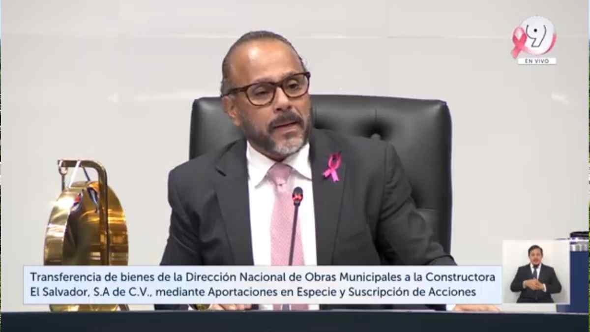 Ernesto Castro llamó a votación después de una prolongada discusión legislativa por la transferencia de 50 camiones de la DOM a Constructora El Salvador. Captura de pantalla