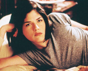 Selma Blair salió en libertad bajo fianza tras comparecer ante un tribunal de Nueva York, luego de ser detenida por un incidente a bordo de un avión de Delta Air Lines. Archivo.