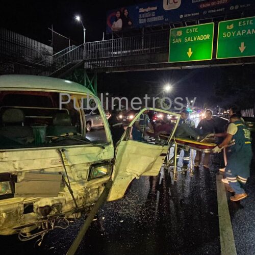Personal de emergencias atiende a un hombre gravemente herido tras un accidente en el sector del puente CONELCA, en Ilopango. Foto: Juan José López.