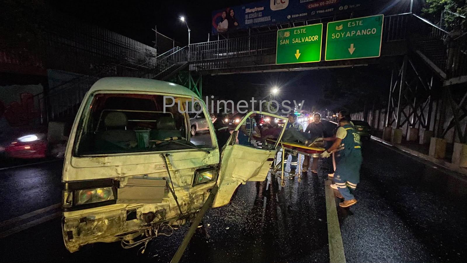 Personal de emergencias atiende a un hombre gravemente herido tras un accidente en el sector del puente CONELCA, en Ilopango. Foto: Juan José López.