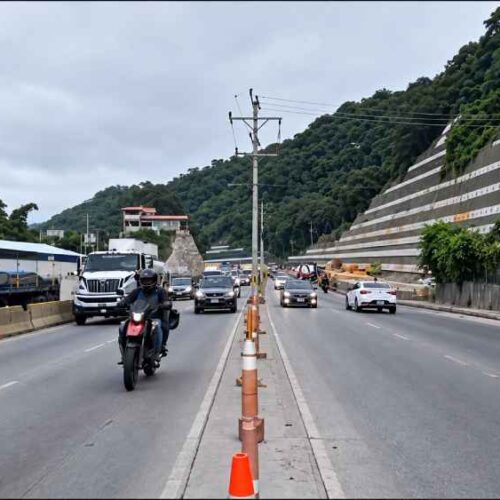 El tráfico en los principales accesos a San Salvador es monitoreado por gestores del VMT durante la hora pico. Foto: @VMTElSalvador.