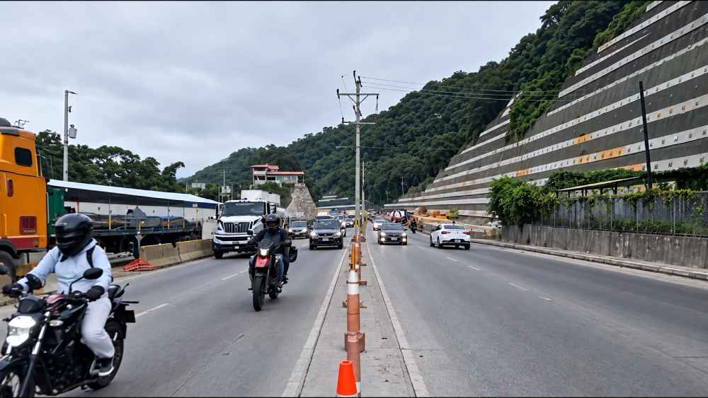 El tráfico en los principales accesos a San Salvador es monitoreado por gestores del VMT durante la hora pico. Foto: @VMTElSalvador.